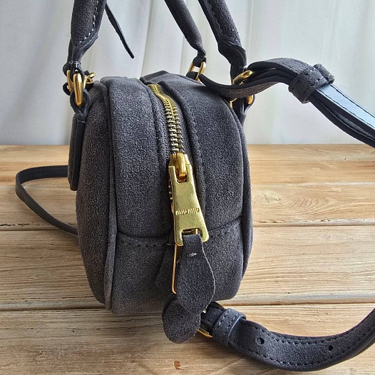 Замшевая серая сумка MIU MIU 23x13 см   