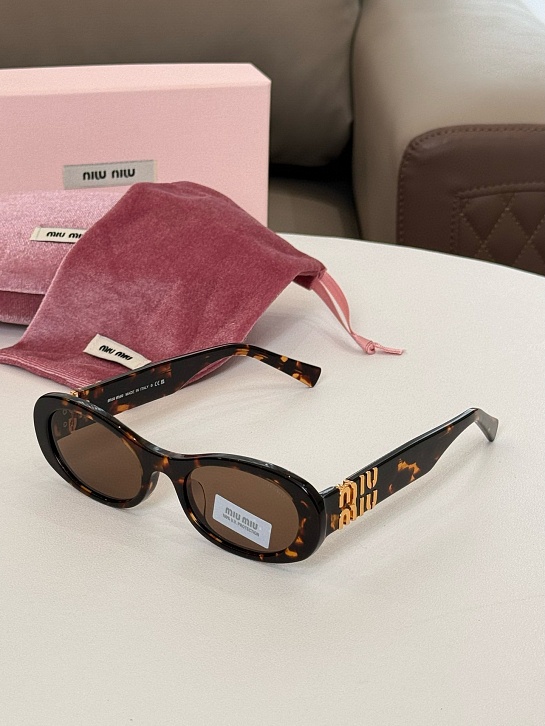 Женские солнцезащитные очки MIU MIU с леопардовой оправой