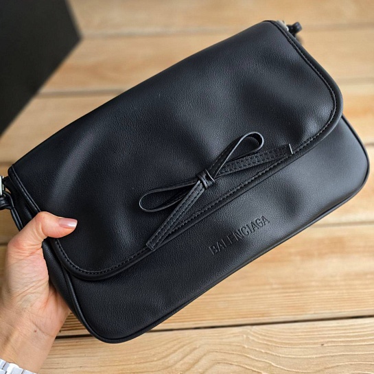 Кожаная чёрная сумка Balenciaga 33x23 см