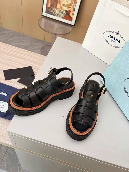 Женские кожаные сандалии Prada чёрного цвета