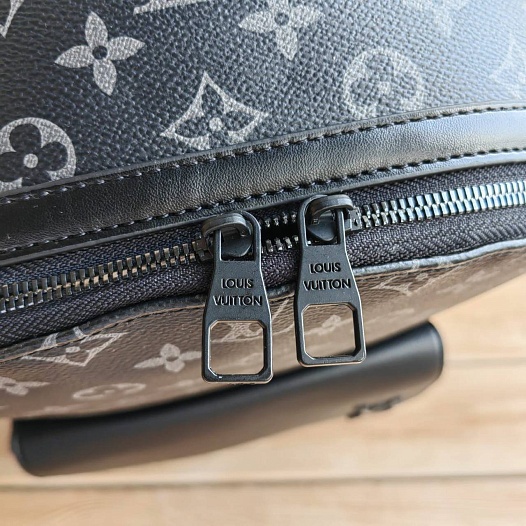 Кожаный рюкзак Louis Vuitton Discovery Monogram Eclipse 40х30 см   