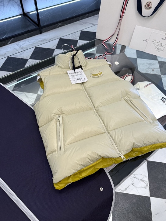Мужской бежевый жилет Moncler Lipsi