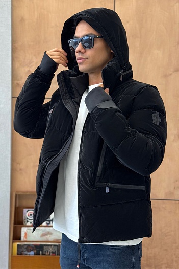 Мужская утеплённая куртка Moncler чёрного цвета   