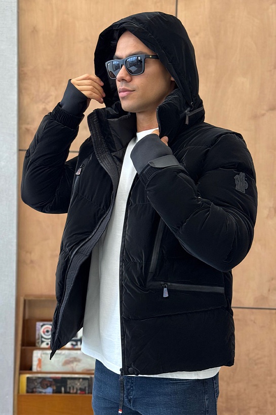 Мужская утеплённая куртка Moncler чёрного цвета