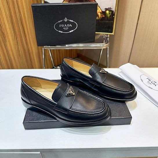 Мужские чёрные лоферы Prada triangle-logo