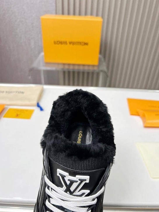 Кожаные кроссовки с мехом Louis Vuitton Trainer Premium - Black