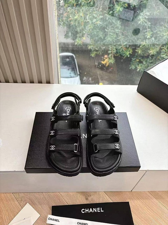 Женские кожаные сандалии Chanel чёрного цвета