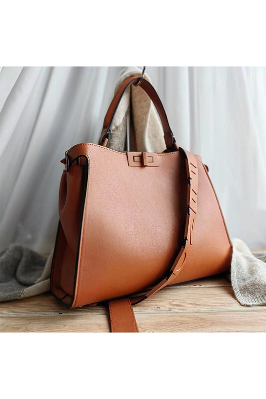 Кожаная сумка Fendi 33x22 см