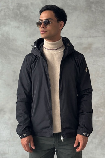 Чёрная ветровка Moncler logo-patch   