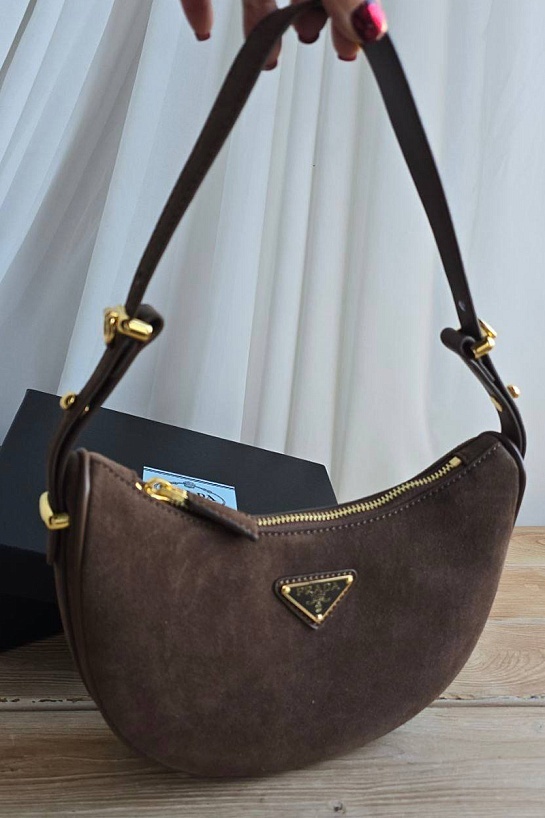 Замшевая сумка Prada 23x14 см