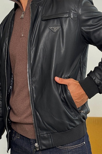 Кожаная куртка чёрного цвета Prada logo-plaque   