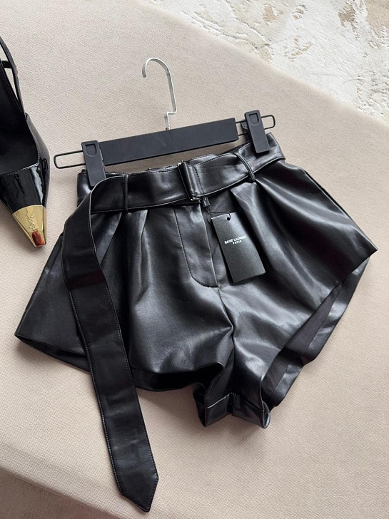 Женские кожаные шорты чёрного цвета Yves Saint Laurent