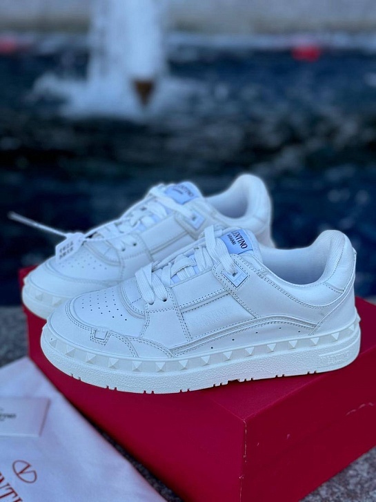 Женские кожаные кроссовки Valentino Freedots - White