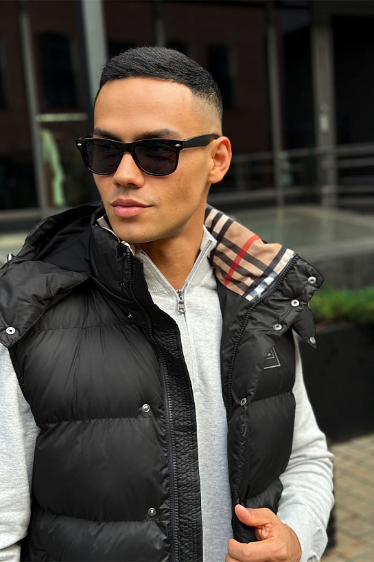 Чёрный жилет Burberry London England logo-patch