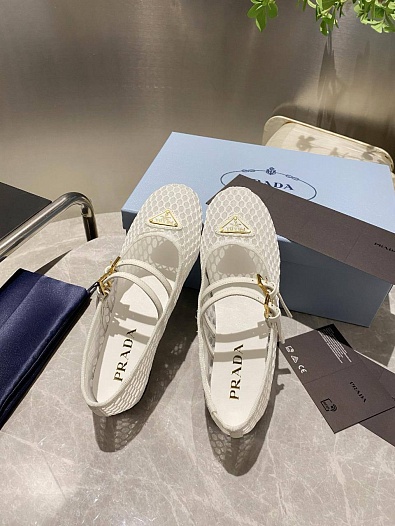 Женские сетчатые балетки Prada белого цвета   