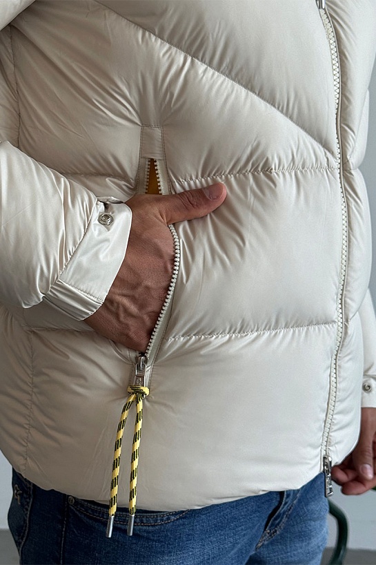 Мужской бежевый пуховик Moncler Katmai