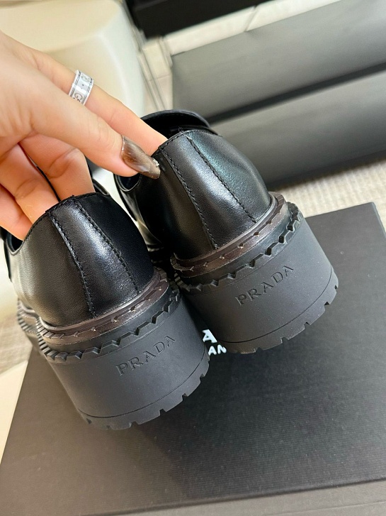 Женские лоферы чёрного цвета Prada Monolith premium
