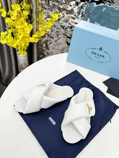 Женские кожаные шлёпанцы Prada белого цвета   