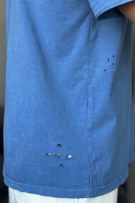 Синяя оверсайз футболка Balenciaga с рваной отделкой