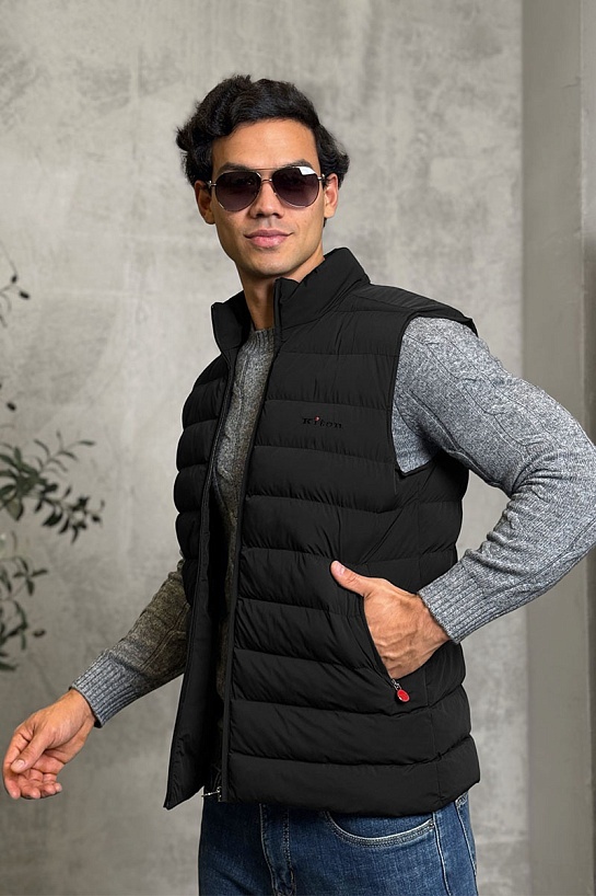 Мужской чёрный жилет Kiton