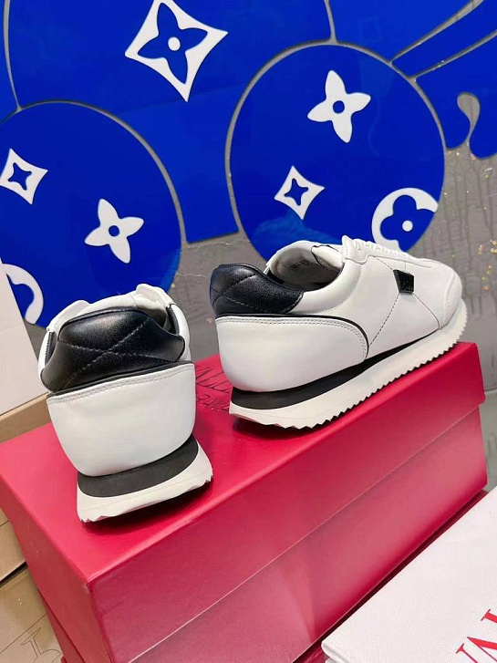 Женские кожаные кроссовки Valentino - White / Black