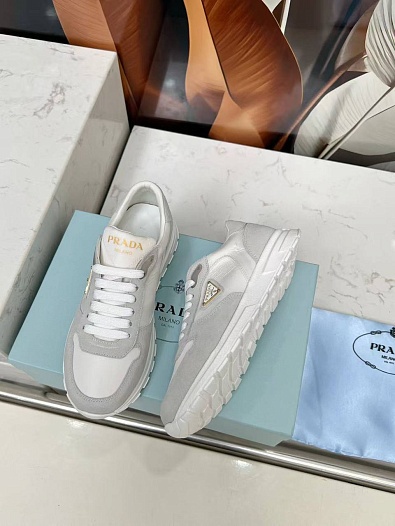 Женские комбинированные кроссовки Prada   