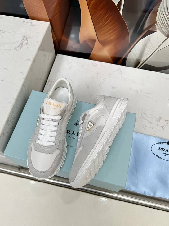 Женские комбинированные кроссовки Prada
