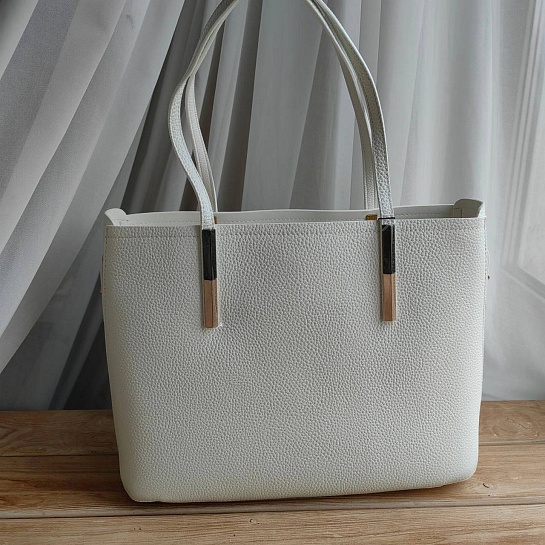 Кожаная сумка Prada белого цвета 36x25 см