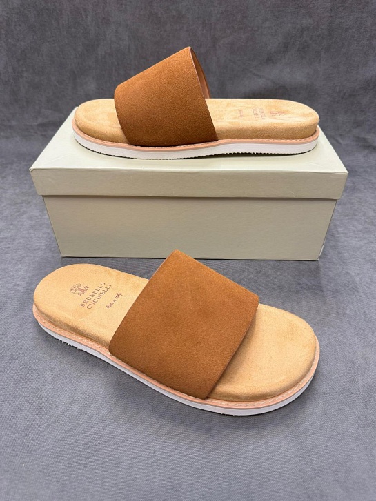 Замшевые шлёпанцы Brunello Cucinelli бежевого цвета