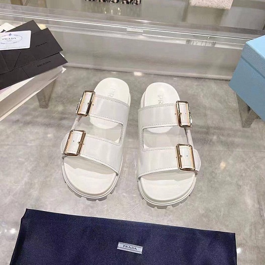 Женские кожаные сандалии Prada   
