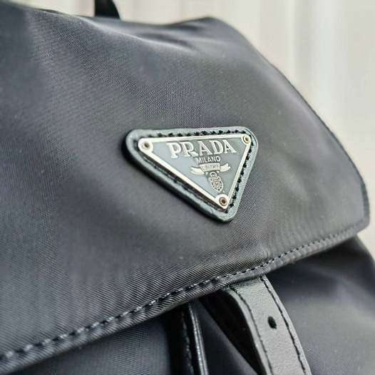 Чёрный нейлоновый рюкзак Prada 29x29 см   