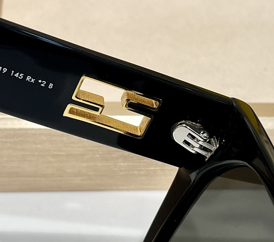 Солнцезащитные очки Fendi Baguette