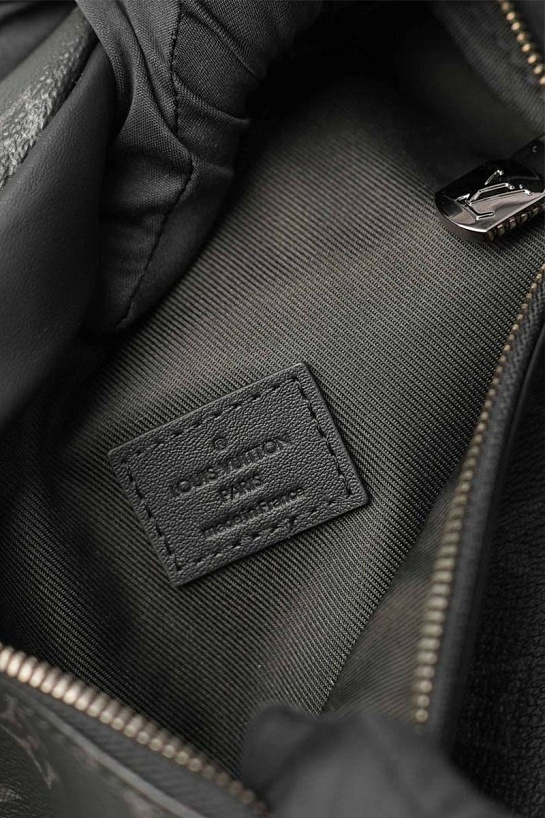 Кожаная сумка на пояс Louis Vuitton Discovery Monogram Eclipse 37x17x10 см