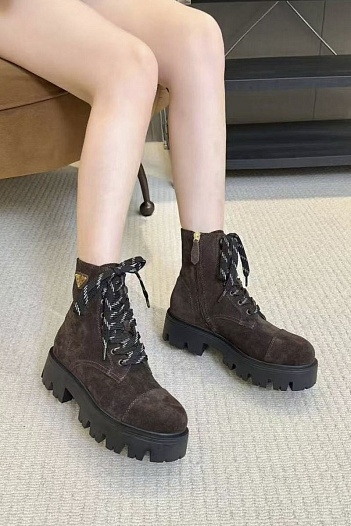 Женские замшевые ботинки Prada   