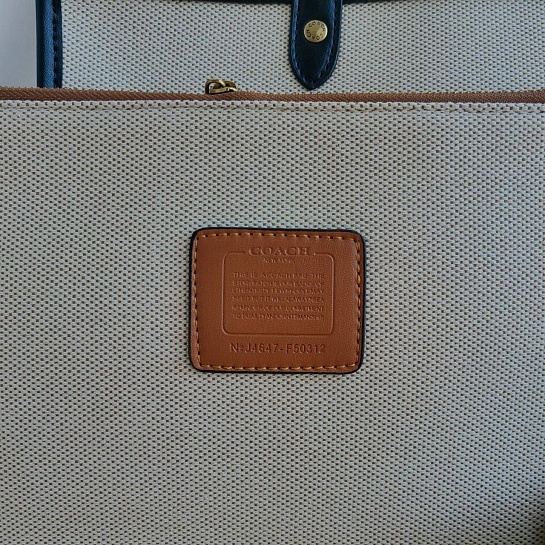 Женская сумка Coach Field Tote 30 With Badge 30x22 см