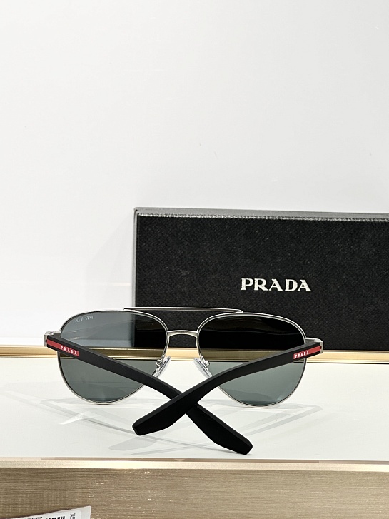 Солнцезащитные очки Prada Linea Rossa