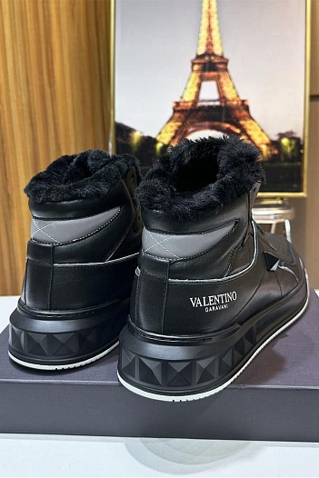 Кроссовки с мехом Valentino One Stud Nappa Mid-Top   