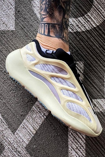 Кроссовки Adidas Yeezy Boost 700 V3 "Azael"   