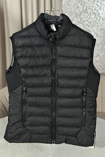 Мужской жилет Stone Island с патчем чёрного цвета   