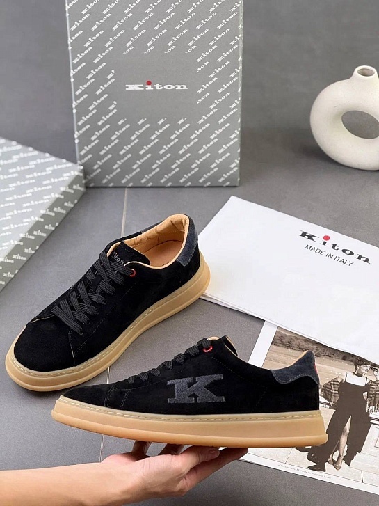 Замшевые кроссовки Kiton чёрного цвета