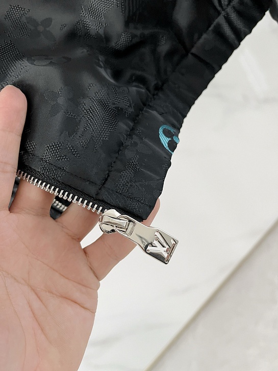 Ветровка чёрного цвета Louis Vuitton Monogram