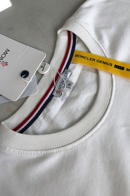 Мужская белая футболка Moncler rubber logo