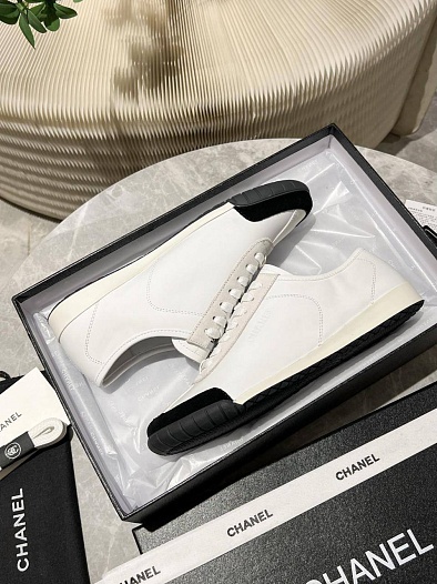 Женские кожаные кроссовки Chanel белого цвета   