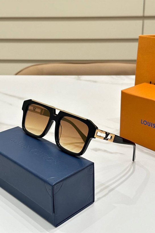 Солнцезащитные очки Louis Vuitton чёрного цвета