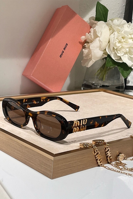 Женские солнцезащитные очки MIU MIU с леопардовой оправой