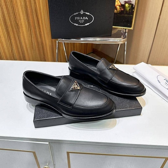 Мужские чёрные лоферы Prada triangle-logo