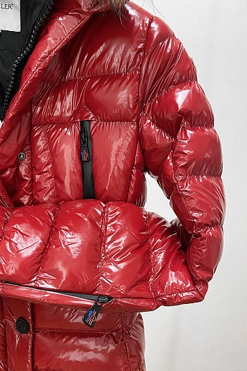Женская брендовая куртка Moncler красного цвета   