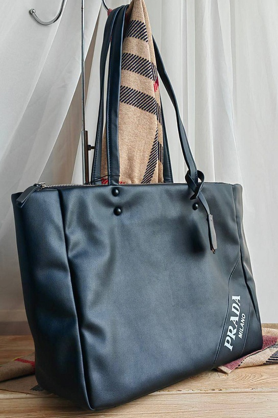 Женская чёрная сумка-тоут Prada 35x27 см