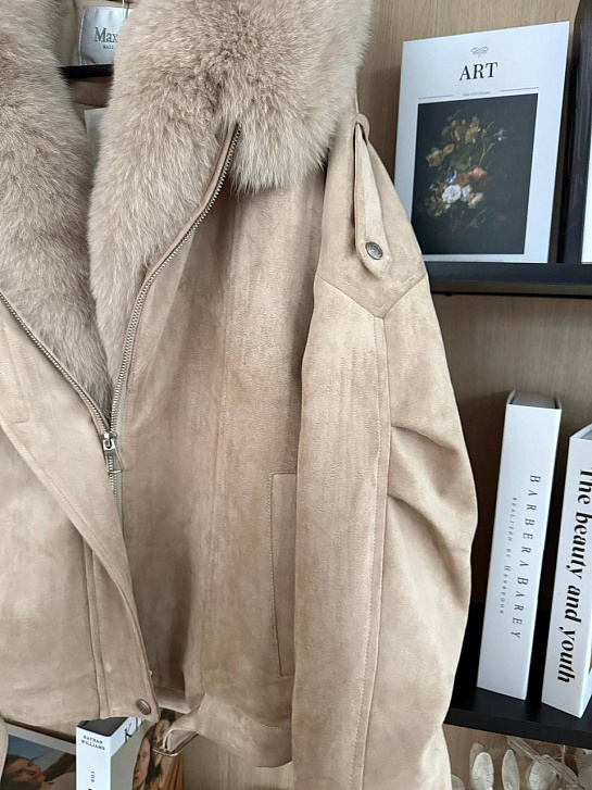 Женская утеплённая дубленка Max Mara с натуральным мехом