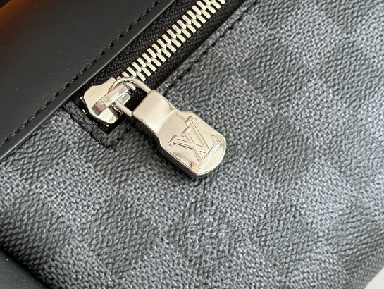 Кожаная сумка на пояс Louis Vuitton Discovery Premium 26x13x7 см